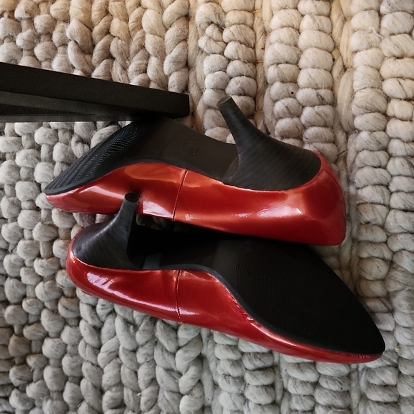 Shiney red pumps - Picture 2 of 2